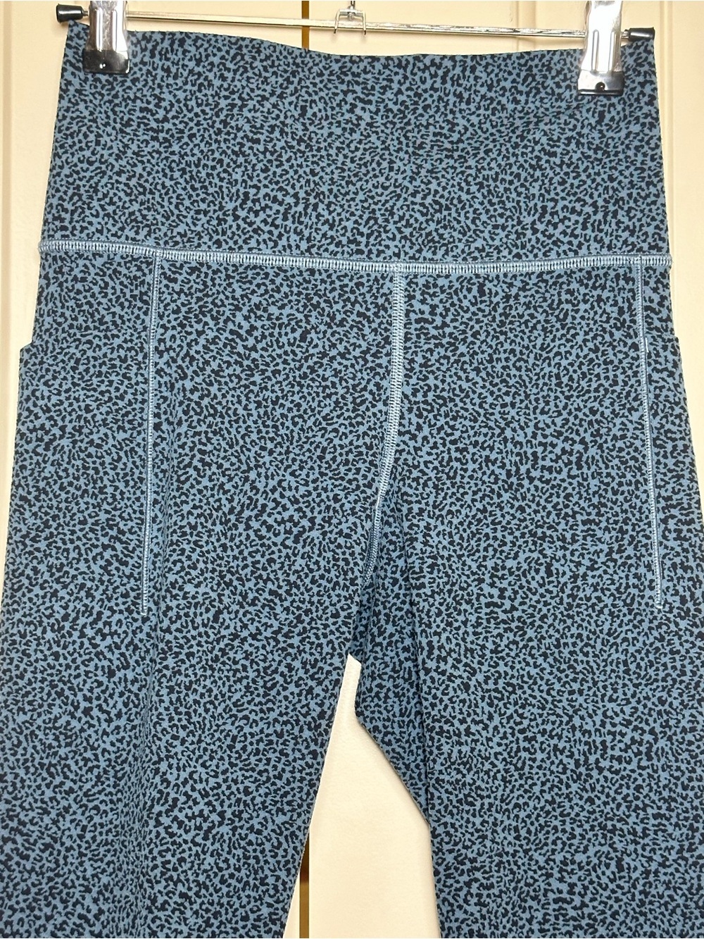 Athleta Salutation Stash II High Rise Blue Black Leopard Print 7/8 Leggings XS - Picture 3 of 12